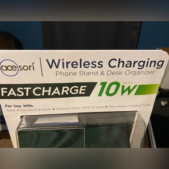 NWT Wireless Charging Station - Picture 3 of 3